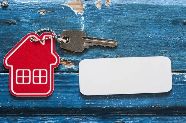 Llave Casa Una Casa Forma Llavero Descansando Sobre Fondo Madera —  Fotos de Stock