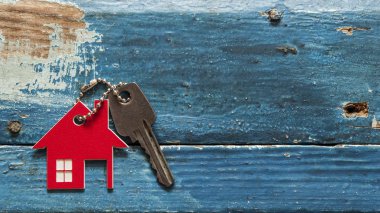 Evin anahtarı ev ahşap arka plan, gayrimenkul için kavram üzerinde dinlenme Anahtarlık şeklinde