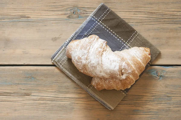 Frissen Sült Croissant Fából Készült Asztal — Stock Fotó
