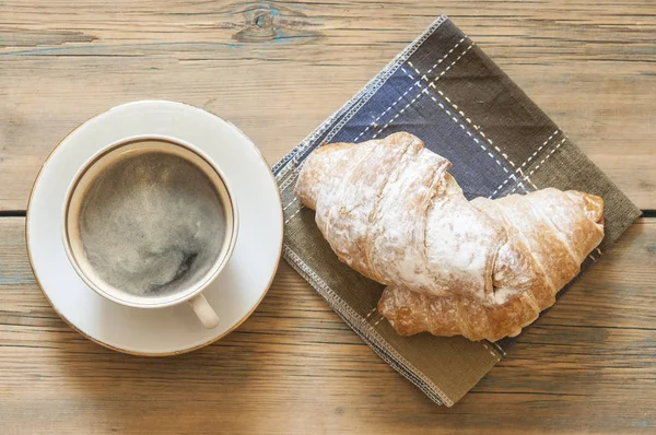 Kaffekopp Och Färska Bakade Croissanter Trä Bakgrund Ovanifrån — Stockfoto