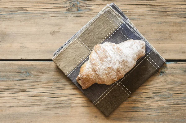 Nygräddad Croissant Träbord — Stockfoto