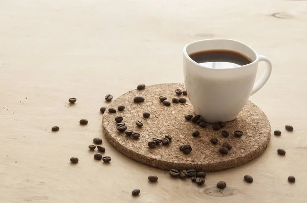 Süßer Imbiss mit Kaffee und Waffelröhren auf Holz-Hintergrund — Stockfoto