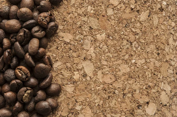 Coffee beans on cork board. — Stock Photo, Image