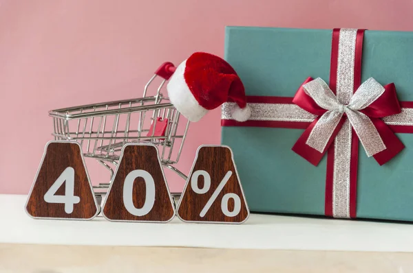 Weihnachtsverkauf. großer Verkauf 40%, vierzig% mit Weihnachtsmütze und — Stockfoto