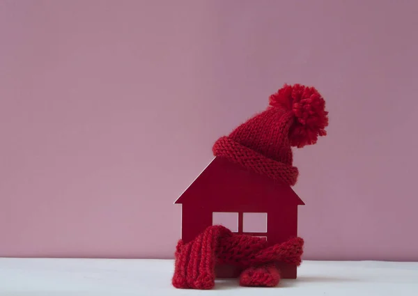 Close up conceitual casa modelo em miniatura com lenço de lã vermelha ha — Fotografia de Stock
