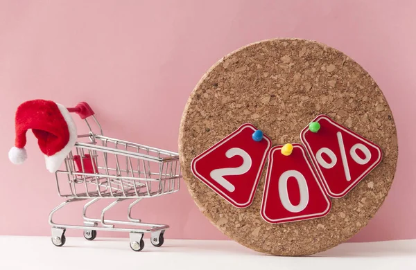 Weihnachtsverkauf. große Verkäufe 20%, zwanzig Prozent mit Weihnachtsmütze — Stockfoto