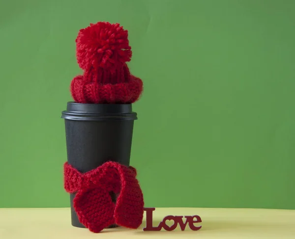 Hermosa foto de Navidad acogedora con una taza de café caliente en un s —  Fotos de Stock