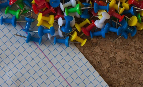 Various ��olors of push pins on cork board — Stock Photo, Image
