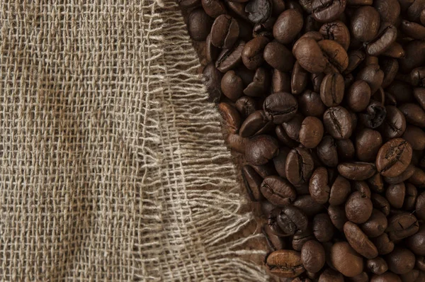 Смажені кавові зерна, можна використовувати як фон — стокове фото