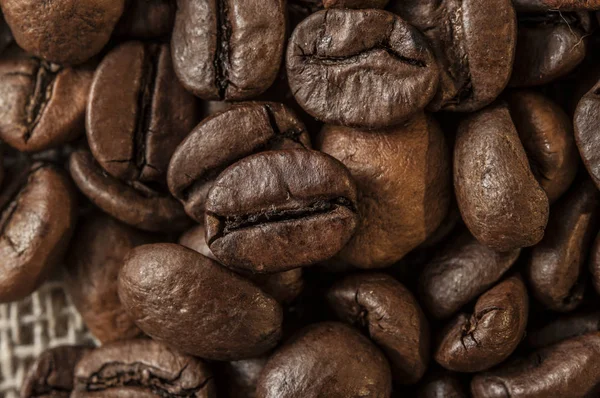 Gebrande koffiebonen, kan worden gebruikt als achtergrond — Stockfoto