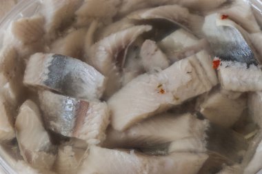 Plastik bir kapta marine edilmiş balık..