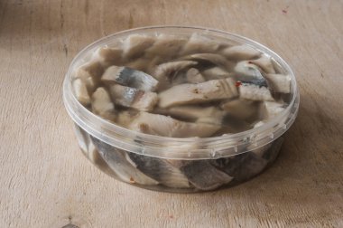 Plastik bir kapta marine edilmiş balık..