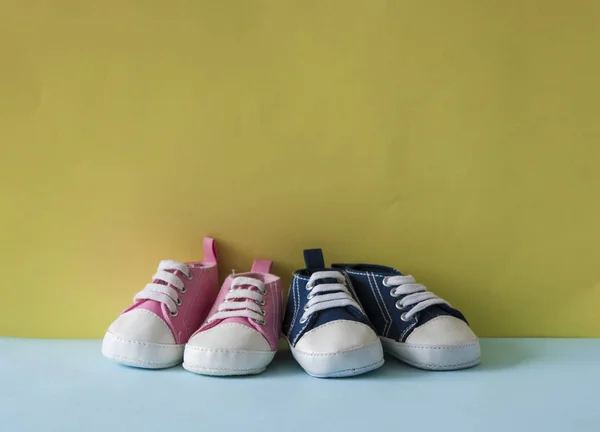 Cute malutkie buty dla niemowląt na kolorowe tło z miejsca na tekst — Zdjęcie stockowe