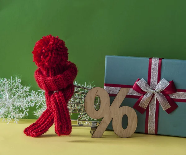 Chapeau tricoté rouge et écharpe avec boîte cadeau sur fond rose — Photo