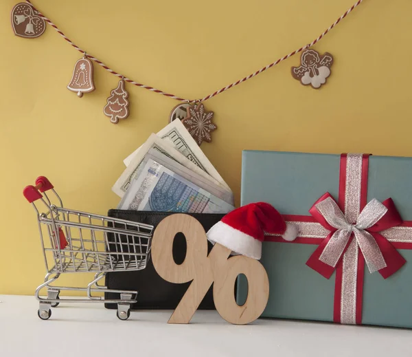 Carro de compras lleno de dinero. Concepto de compras, dinero en el carrito . —  Fotos de Stock