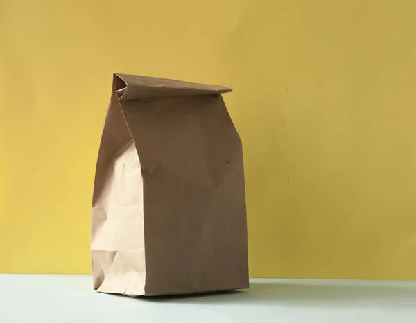 Bolsa de papel kraft marrón con espacio de copia para su texto — Foto de Stock