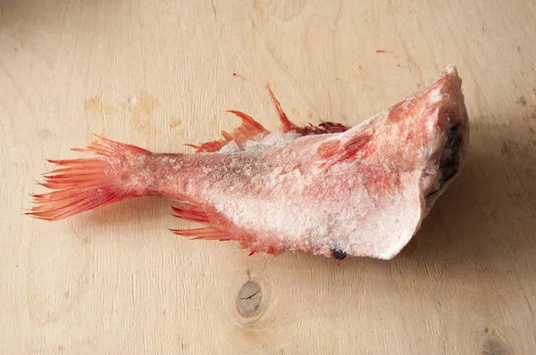Peixe-marinho vermelho cru sem cabeça. Vista superior — Fotografia de Stock