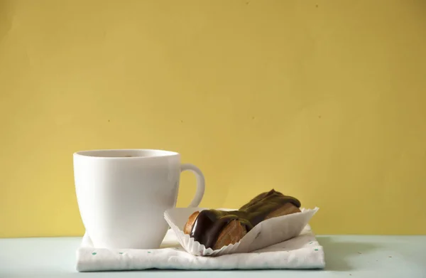 Біла чашка кави з шоколадним печивом — стокове фото