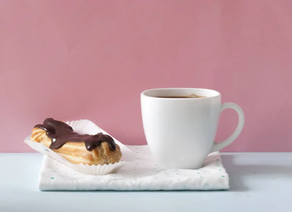 Fehér kávé csésze csokoládé cookie-k — Stock Fotó
