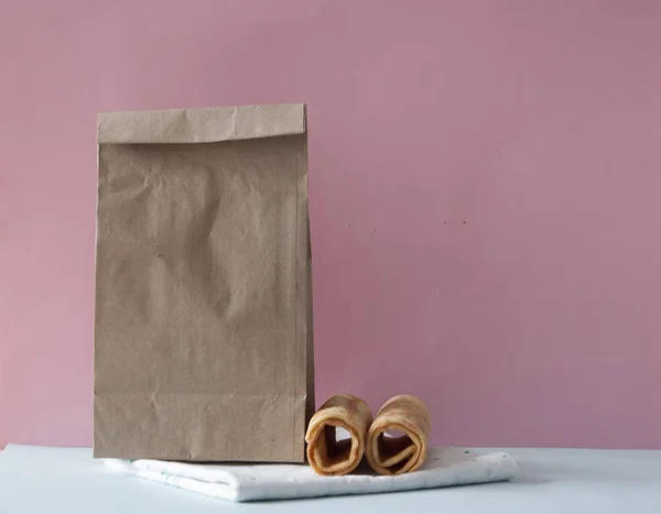 茶色の紙のバッグにウェーハロールクッキー — ストック写真
