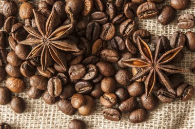 Çuval bezinin üstünde kavrulmuş kahve ve baharat..