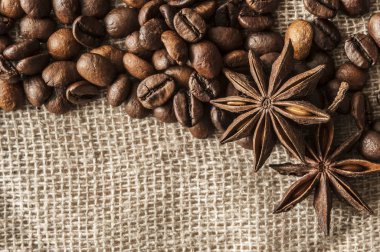 Çuval bezinin üstünde kavrulmuş kahve ve baharat..