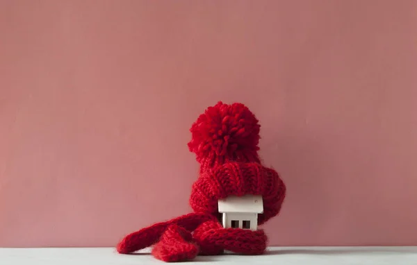 Close up conceitual casa modelo em miniatura com lenço de lã vermelha, h — Fotografia de Stock