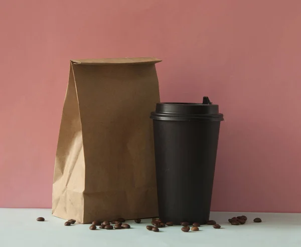 茶色いリサイクル可能な紙袋とブラックコーヒーカップ用モックアップ一時停止 — ストック写真