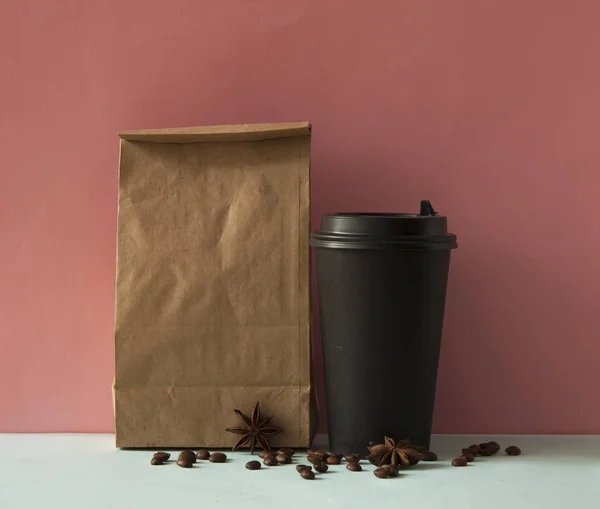Brown sacos de papel reciclável e xícara de café preto para mockup temp — Fotografia de Stock