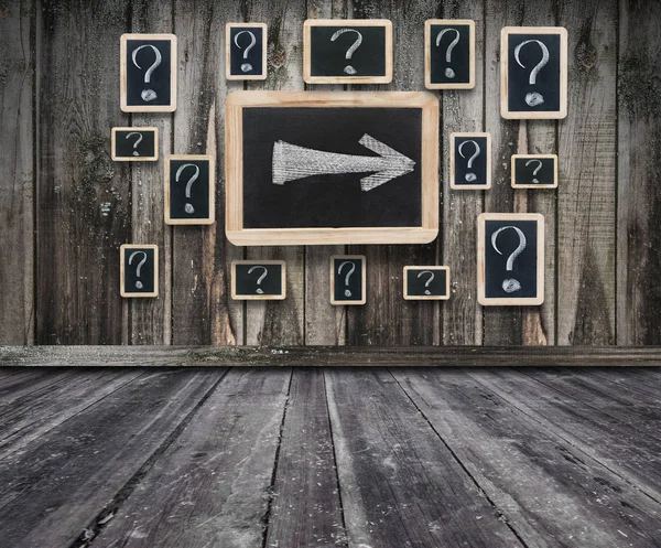Tafel an einer Holzwand mit einer Kreidezeichnung eines Fragezeichens. — Stockfoto