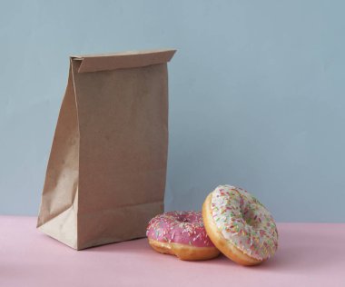 Renkli arkaplanda serpiştirilmiş lezzetli çörekler.