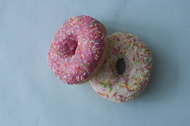 Renkli arkaplanda serpiştirilmiş lezzetli çörekler.