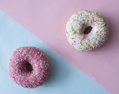 Renkli arkaplanda serpiştirilmiş lezzetli çörekler.