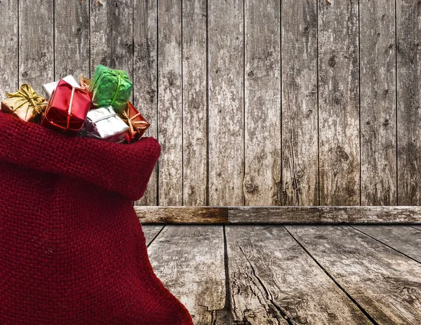 Caixas de presente de Natal em Santas saco — Fotografia de Stock