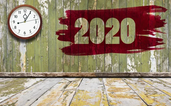 Písmeno 2020 číslice na dřevěné stěně v interiéru místnosti. Šťastné nové ye — Stock fotografie