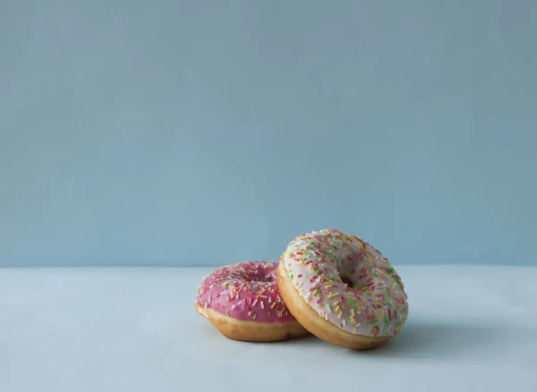 Heerlijke donuts met hagelslag op kleur achtergrond — Stockfoto