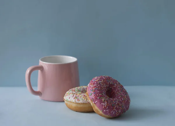 Deliciosos donuts com polvilhas no fundo da cor — Fotografia de Stock