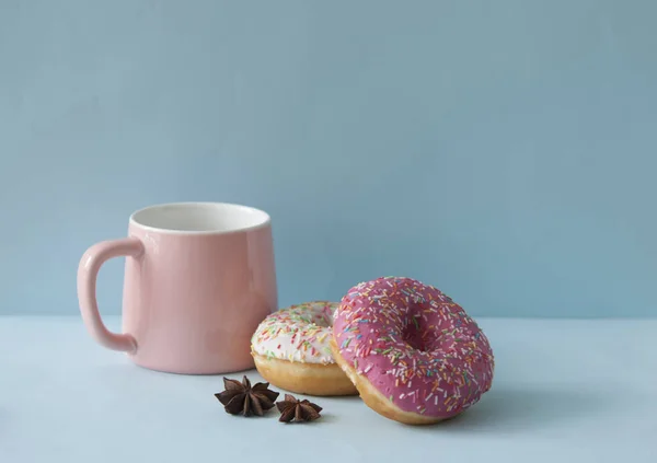 Délicieux beignets avec saupoudrer sur fond de couleur — Photo