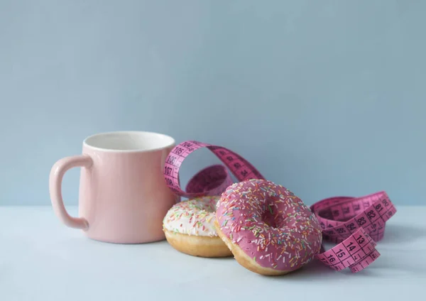 Délicieux beignets avec saupoudrer sur fond de couleur — Photo