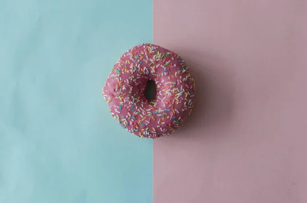 Heerlijke donuts met hagelslag op kleur achtergrond — Stockfoto