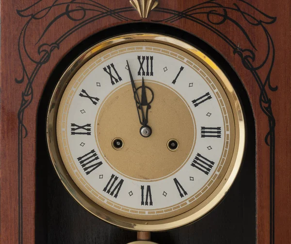 Oude klok met Romeinse cijfers. — Stockfoto