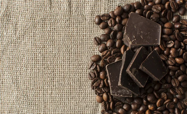 Σοκολάτα και κόκκους καφέ σε φόντο κλωστοϋφαντουργίας — Φωτογραφία Αρχείου