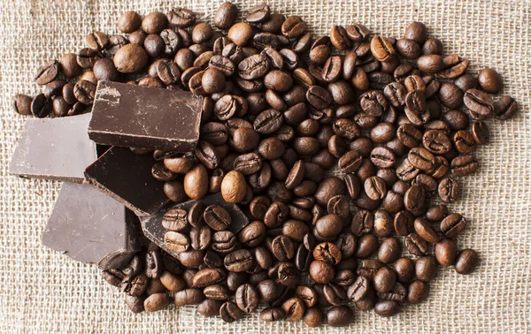 Choklad-och kaffe bönor på textil bakgrund — Stockfoto