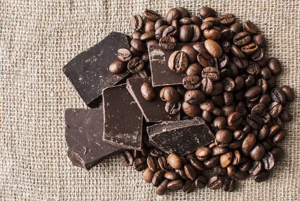 Шоколад і кавові зерна на текстильному фоні — стокове фото