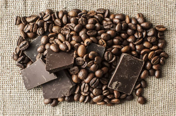 Grãos de chocolate e café sobre fundo têxtil — Fotografia de Stock
