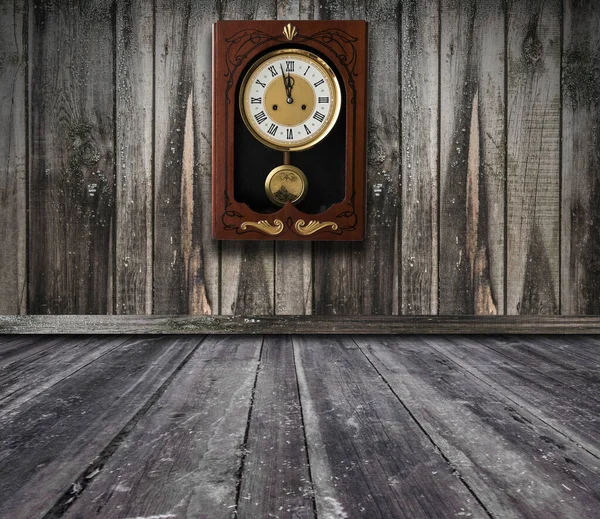 带有显示时间的时钟的木墙是5分钟到12点 年份背景 — 图库照片