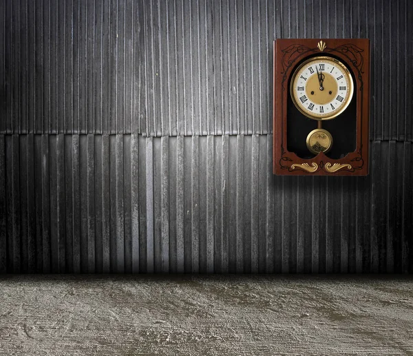 Деревянная Стена Часами Показывающими Время Пяти Минут Двенадцати Винтажный Фон — стоковое фото