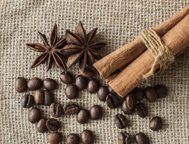Kahve çekirdekleri ve tarçın çubukları.