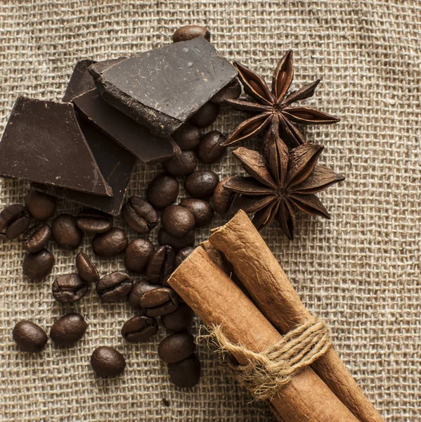 Kávébab és fahéjpálcika — Stock Fotó