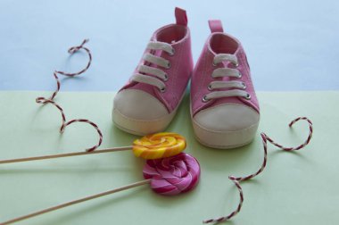 Okulun konsept spor ayakkabıları, üst görünüm, colo ile renk arkaplanı